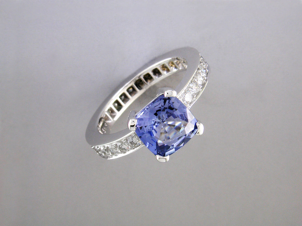 BLUE SAPPHIRE RING WITH DIAMOND PAVE
